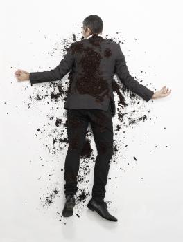 HOMME COUCHÉ